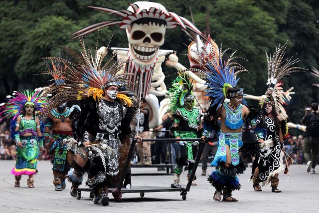 Над 1 милион души в Мексико подгряха с парад за Деня на мъртвите