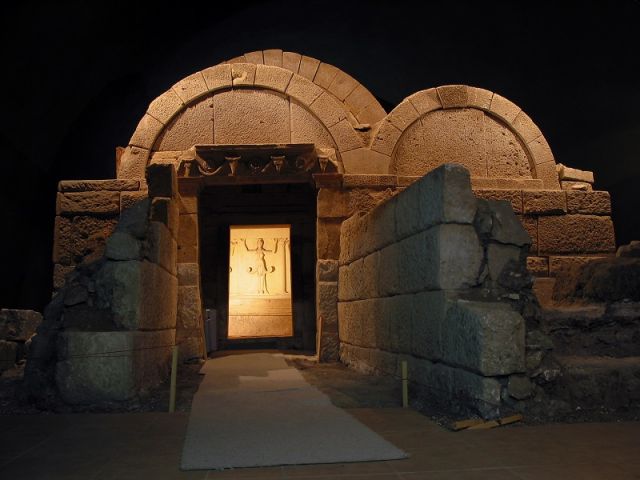 Свещарската гробница ще посреща своите посетители с ново впечатляващо осветление и изложба от април