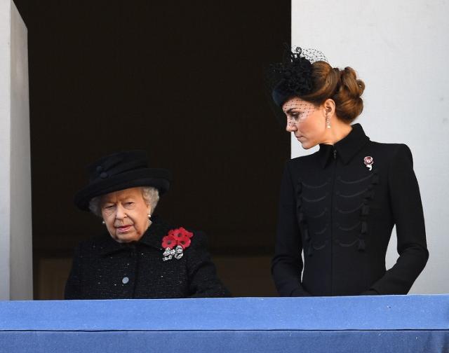 Елизабет II подготвя Кейт за кралица