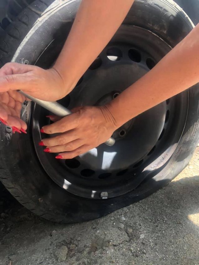 Спукана гума не спря две жени – депутати от "Демократична България" (СНИМКИ)