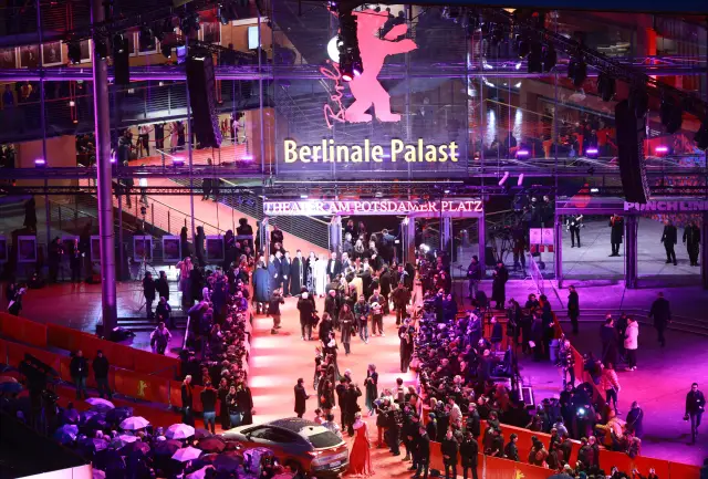 Започна фестивалът "Берлинале", Мишел Йео получи "Златна мечка" за цялостен принос (СНИМКИ)