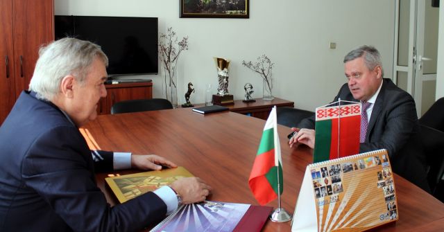 `Посланикът