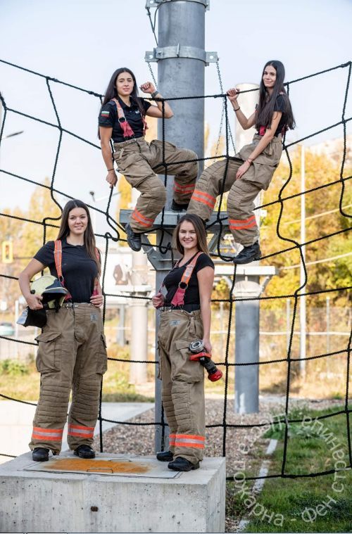 Голи пожарникари и красиви огнеборки в коледен календар (снимки)