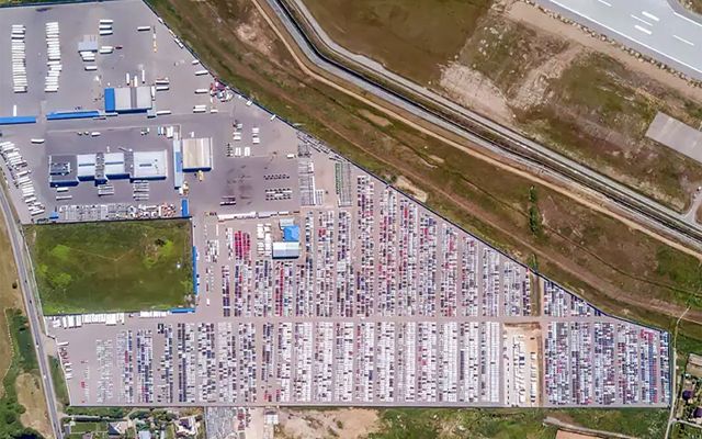 Напук на санкциите, десетки хиляди нови вносни коли в складове в предградията на Москва