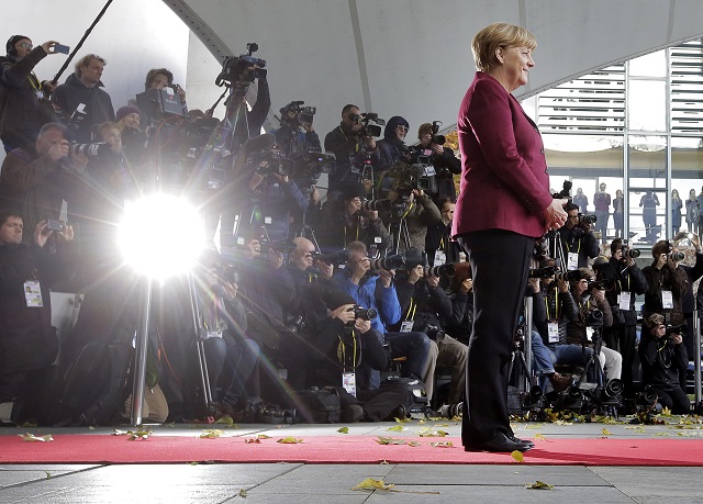 Меркел води със стабилна преднина