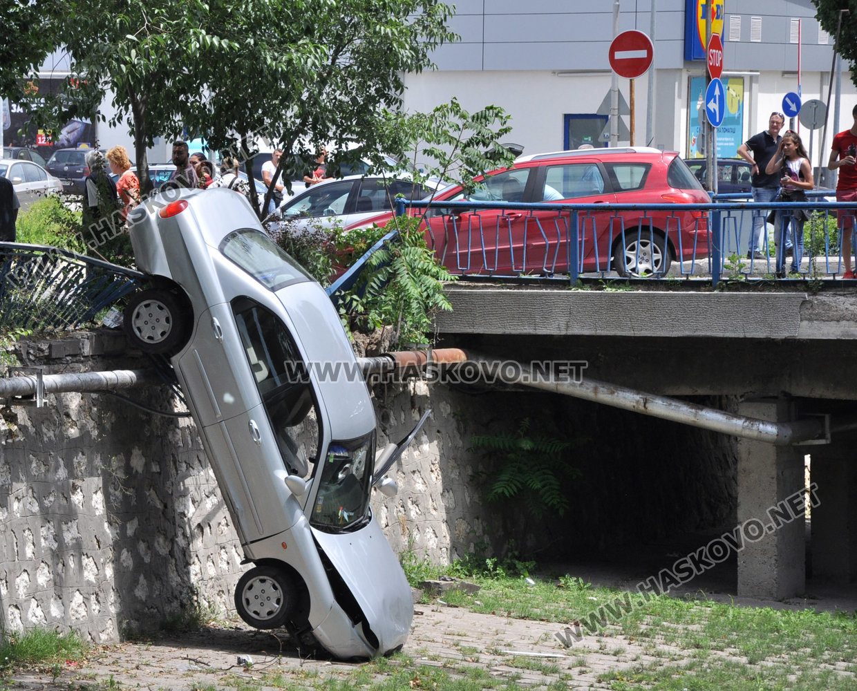 Лека кола падна в канала на реката в Хасково