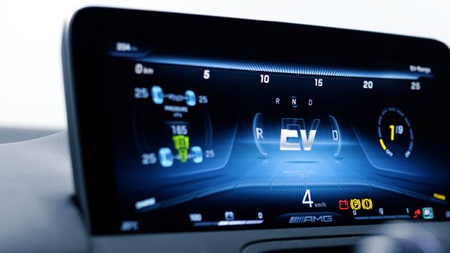Mercedes-AMG тества хиперколата One с помощта на 9-метров екран (ВИДЕО)