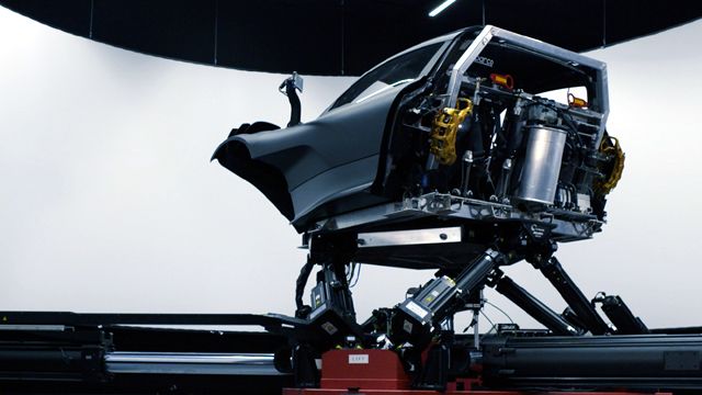 Mercedes-AMG тества хиперколата One с помощта на 9-метров екран (ВИДЕО)