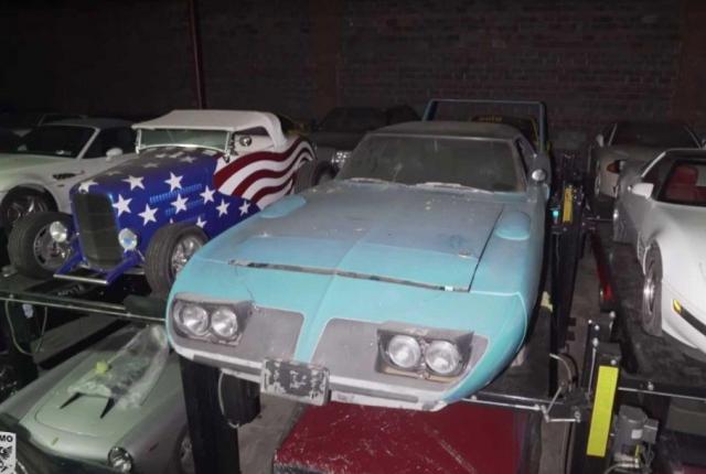 Вижте огромна колекция от редки коли в секретен хангар в САЩ (ВИДЕО)