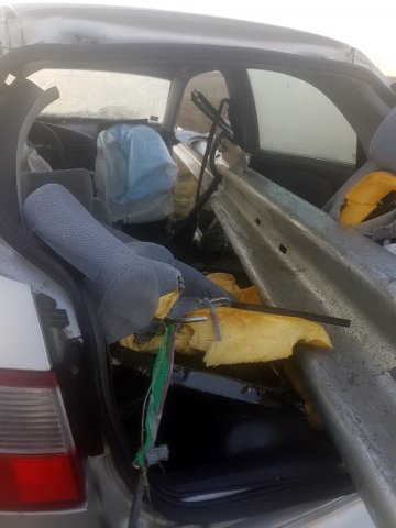 Шофьор без книжка наниза колата си в мантинела, оцеля по чудо (СНИМКИ)