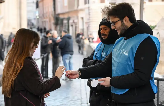 Туристите в Рим вече ще плащат такса от 2 евро, за да видят фонтана "Треви" отблизо (СНИМКИ)