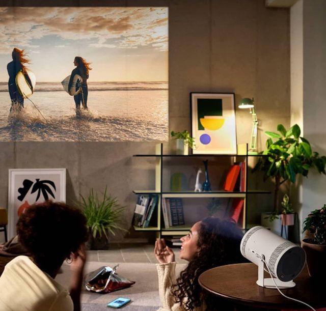 Необичайният и безсрамно забавен нов проектор на Samsung