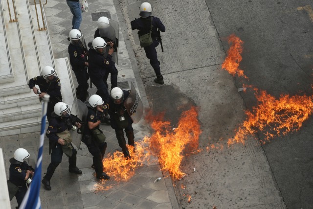 Гърция пламна! Напрежението ескалира