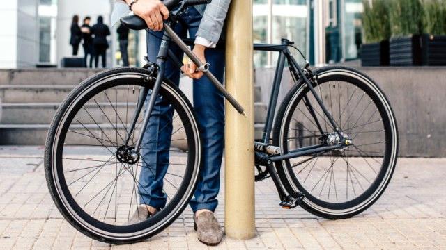 Велосипед с вградена скоба за заключване (ВИДЕО)