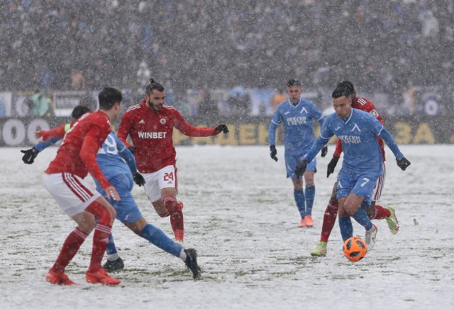  Сняг, два червени картона и 0:0 на безконечното дерби сред Левски и ЦСКА (ВИДЕО) 