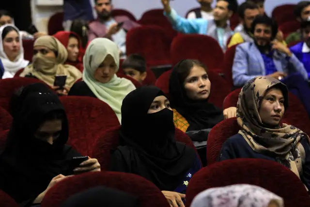 Талибаните сринаха историческото кино "Ариана" в Кабул