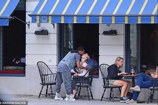  Приятел на Бербатов си докара милиони завистници с атрактивен модел 