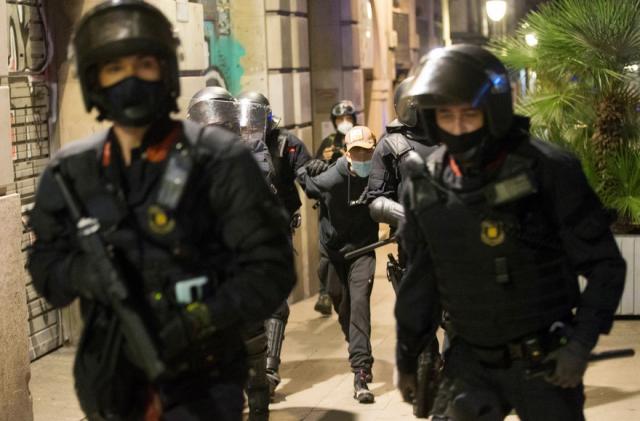  Десетки ранени служители на реда по време на вълнения 