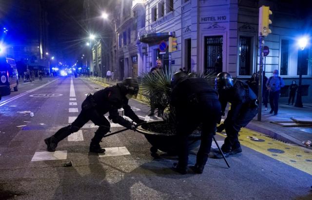  Десетки ранени служители на реда по време на вълнения 