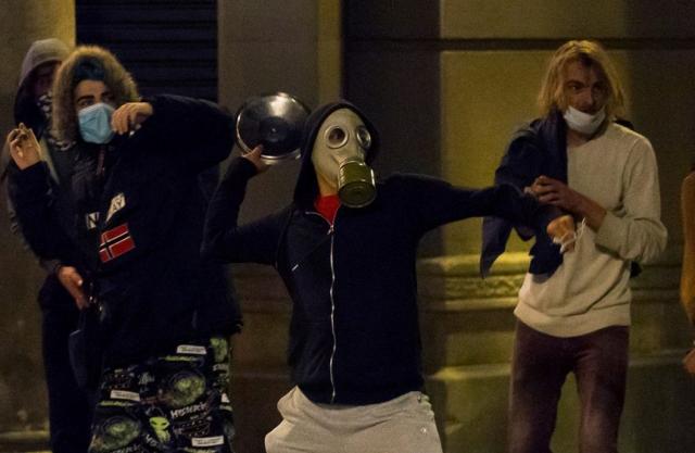  Десетки ранени служители на реда по време на вълнения 