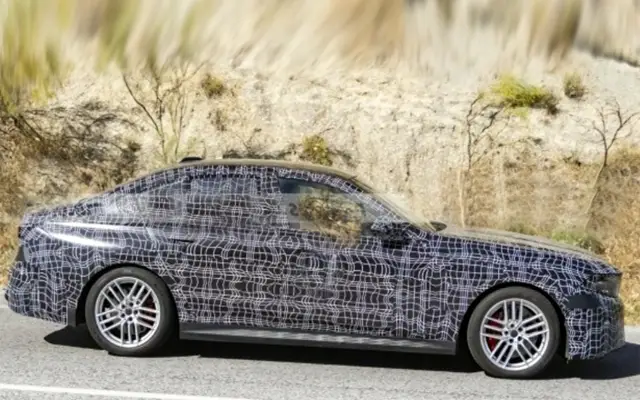 Новата пета серия на BMW се появи на пътя