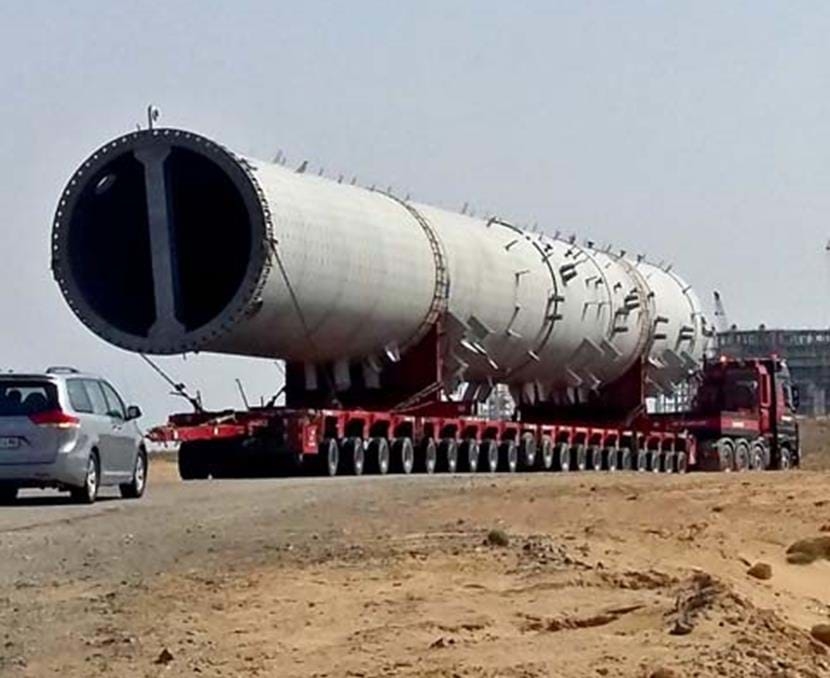 Камиони, превозващи гигантски товари