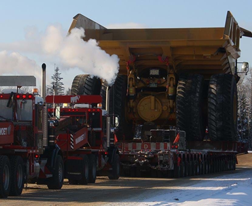 Камиони, превозващи гигантски товари
