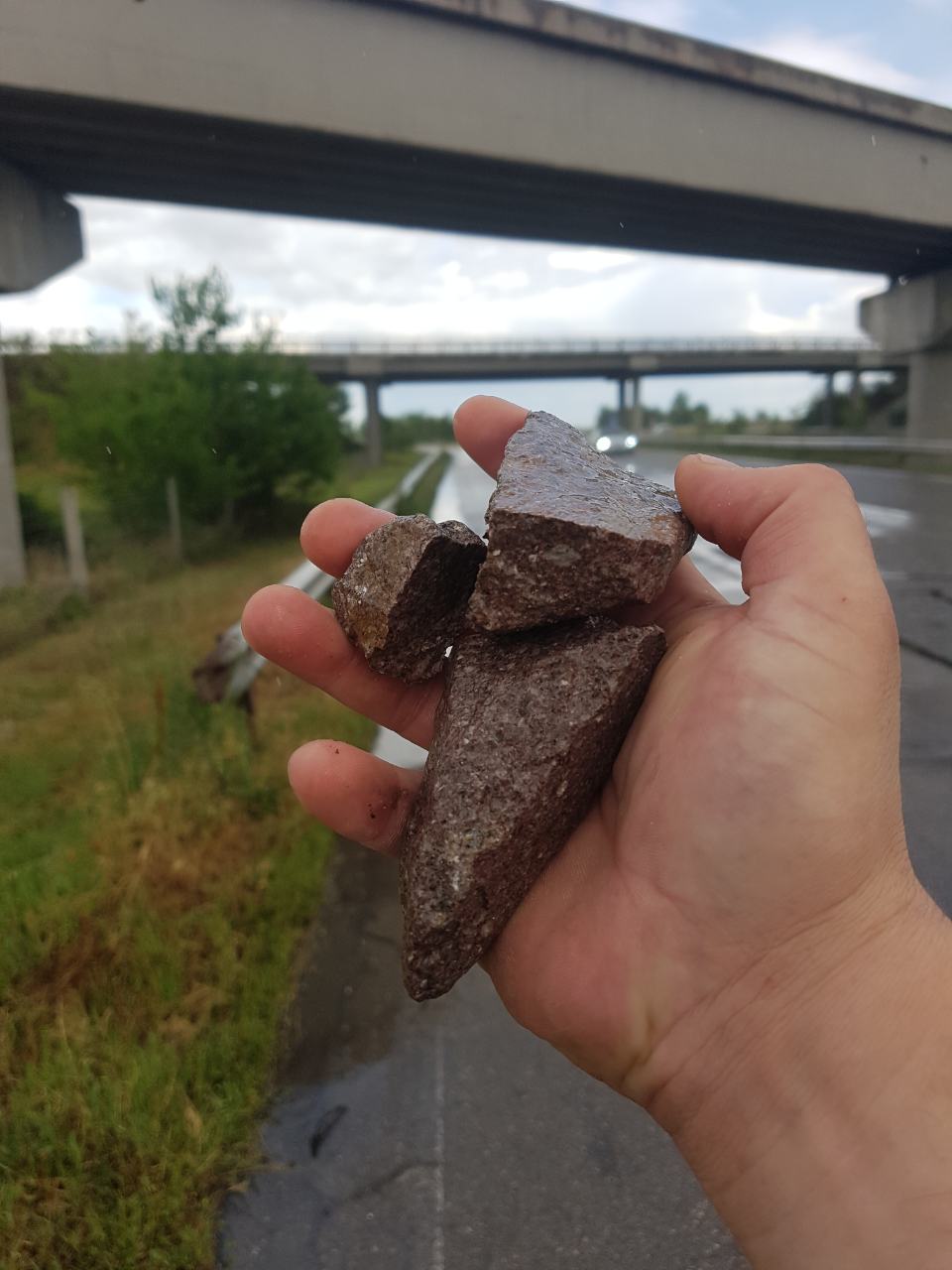 Камъни, падащи от мост на магистрала "Тракия", застрашават човешки животи (ВИДЕО)