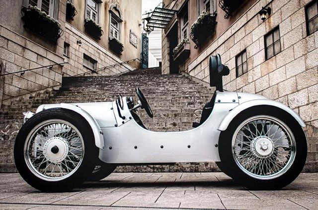  Едноместно електромобилче в ретро жанр 