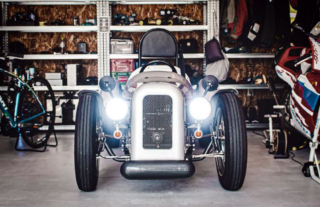  Едноместно електромобилче в ретро жанр 