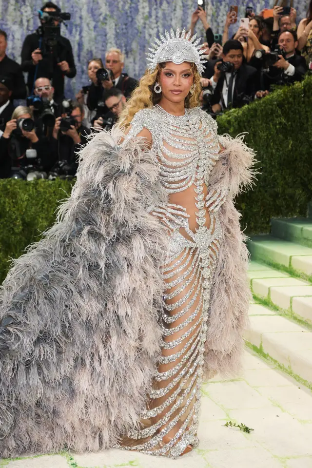 "Модата е изкуство": Met Gala 2026 събра погледите с блясък, голота и екстравагантни костюми (СНИМКИ)