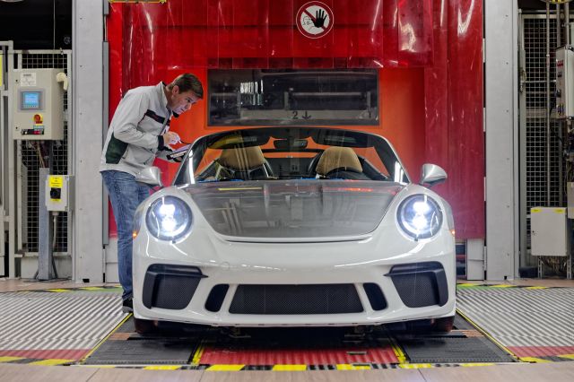 Разхлабен болт предизвика сервизна акция при Porsche