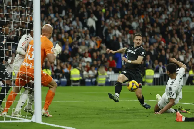 Реал Мадрид се изтеза, само че реализира значима победа в Ла Лига