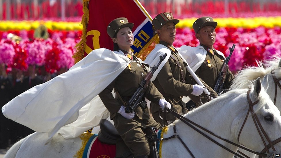 Северна Корея с мащабен военен парад