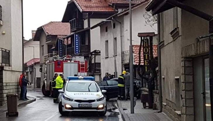 Лек автомобил се вряза в офис в Банско