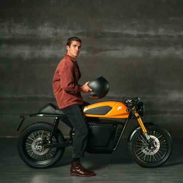 Нов вид електрическия мотоциклет с бързо освобождаваща се батерия