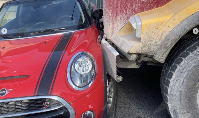  Камион за отпадък бута Mini Cooper близо километър по автомагистрала (ВИДЕО) 