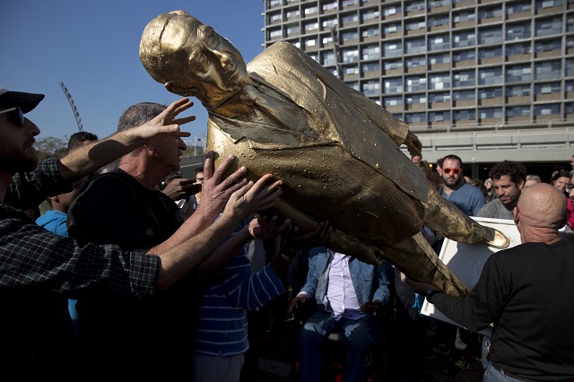 Златна статуя на Нетаняху разбуни духовете (Снимки)