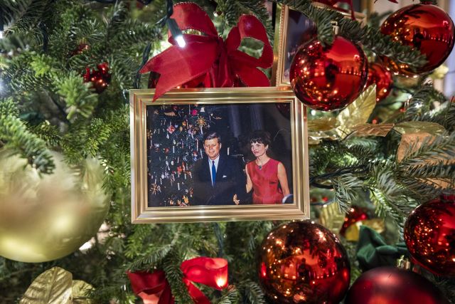 Снимка на Тръмп е част от празничната украса на Байдън в Белия дом (СНИМКИ) - 6