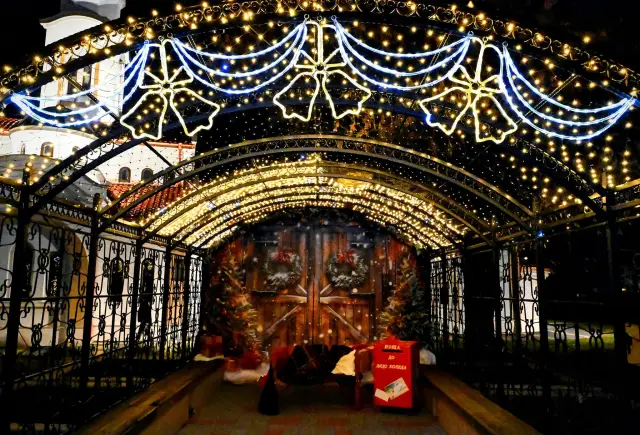 Коледно градче с над 1 000 000 светлини, 16-метрова елха и благотворителна идея блества в Елин Пелин