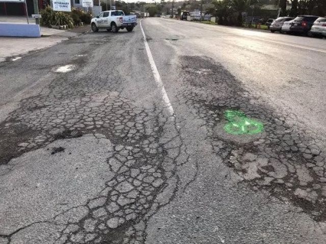 Мъж рисува пениси по пътищата, за да ...