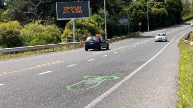 Мъж рисува пениси по пътищата, за да ...