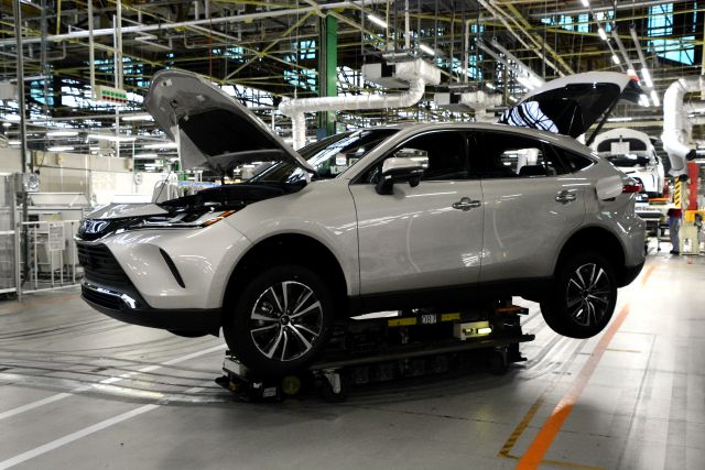 Toyota е поредният производител, който премахва екстри, за да се справи с доставките