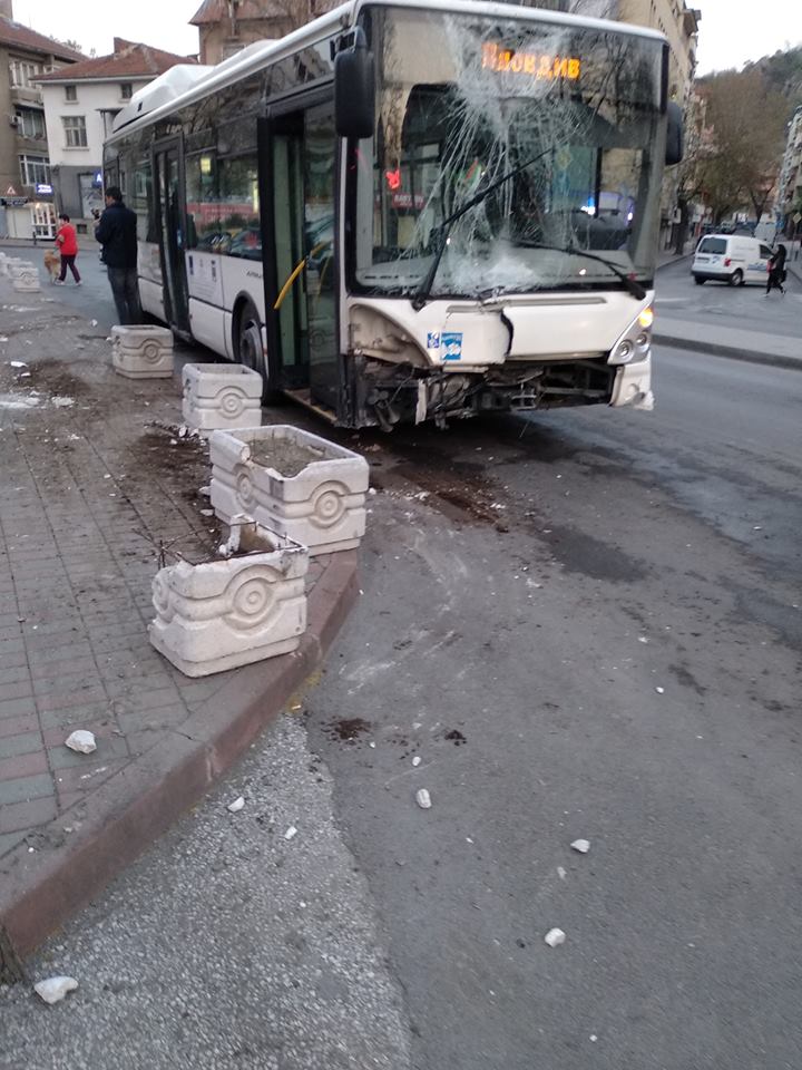 Пак меле в Пловдив! Рейс удари микробус (СНИМКИ)