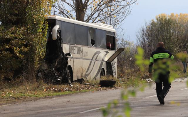 Трета жертва на тежкия челен сблъсък край Ботевград (СНИМКИ)