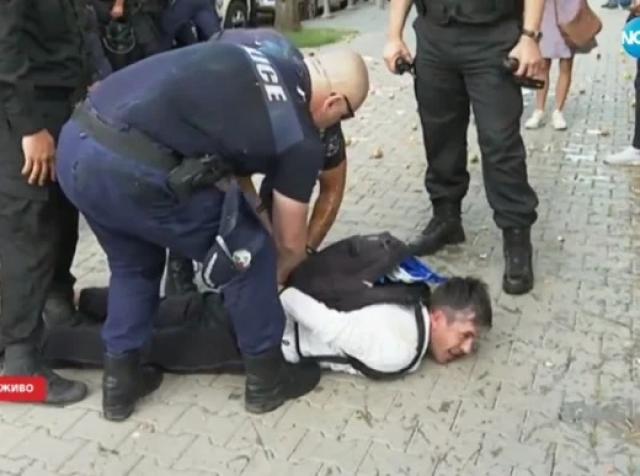 Първи арест на протеста днес (СНИМКИ + ВИДЕО)