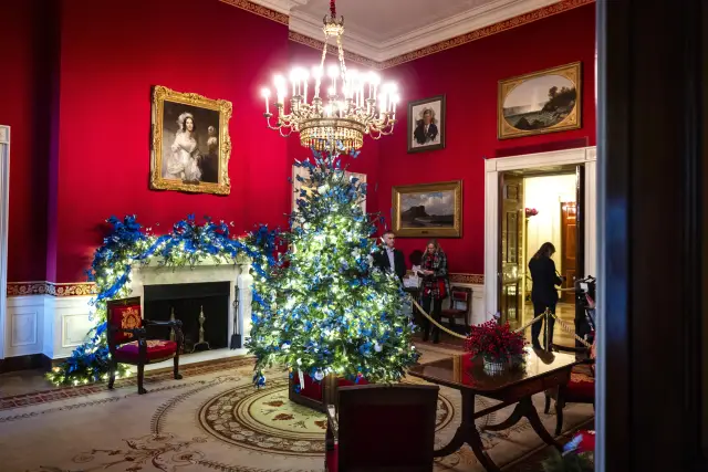 „Домът е там, където е сърцето“: Мелания Тръмп показа коледната украса на Белия дом (СНИМКИ)