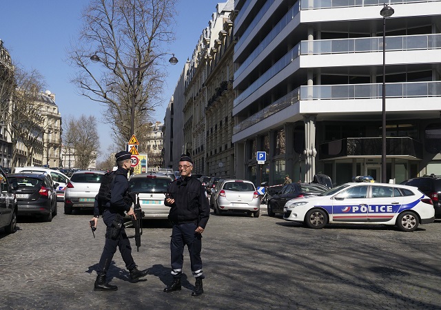 Гръцка следа около взрива в Париж