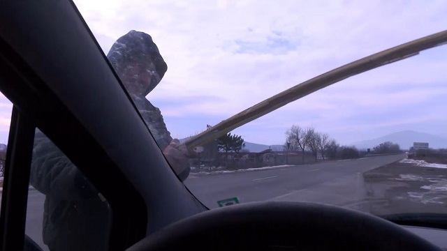 Защо спътницата на циганина с брадвата не е задържана (СНИМКИ)