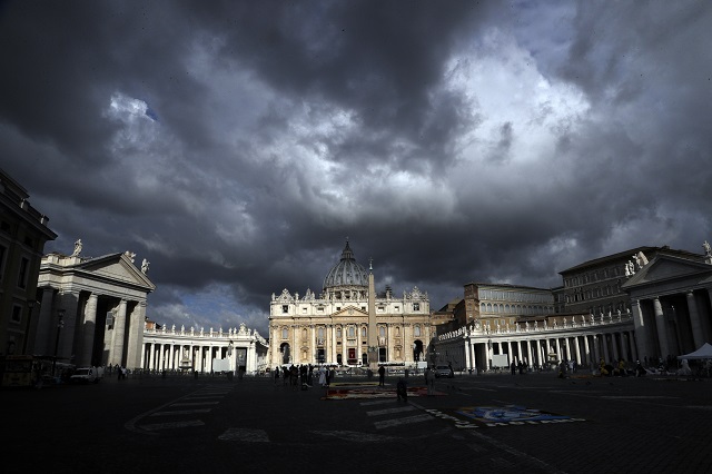 Нов педофилски скандал разтресе Ватикана (СНИМКИ)